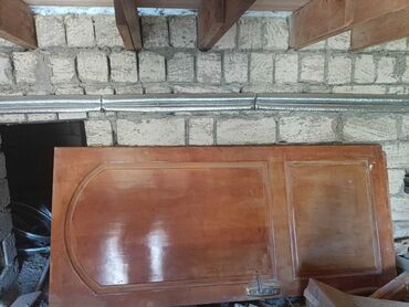 lalafo darvaza qapilari: Taxtadan hazırlanmış qapı. Qəhvəyi rəngdədir və üzərində dekorativ