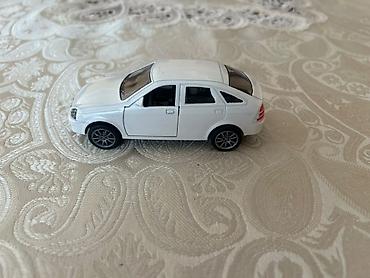 mini disk: Ağ rəngli metal oyuncaq avtomobil – sedan kuzovlu mini model — 2