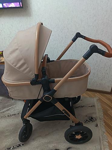 Uşaq arabası – bej rəngli, körpələr üçün komfortlu beşik tipli model