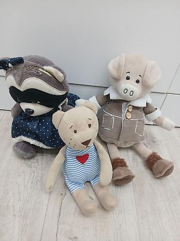 домик для морской свинки: Мягкие игрушки, набор из 3 персонажей Б/у - Енот в синем платье в — 1