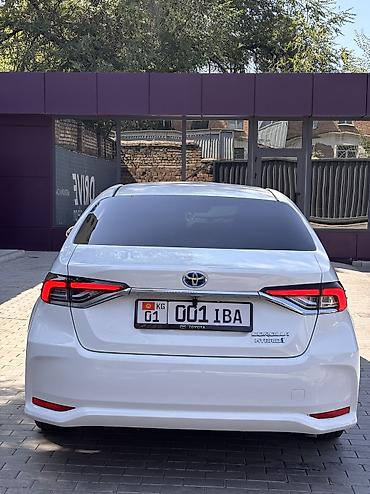 Toyota Corolla: 2021 г., 1.8 л, Вариатор, Гибрид, Седан
