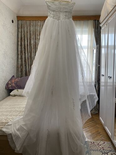 Toy paltarları: Ağ gəlinlik – straplez, A-kəsimli, uzun quyruqlu model. - Üst hissə — 4