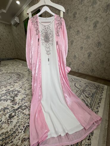 платье на узатуу: Вечернее платье, Длинная модель, С рукавами, Стразы