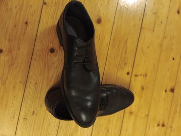 Ayaqqabılar: Qara rəngdə olan dəri kişi ayaqqabıları. Dəbli dizaynı ilə həm rəsmi — 7