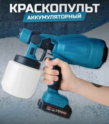 ручной краскопульт для водоэмульсионной краски: Аккумуляторный краскопульт синего цвета с белым бачком для краски