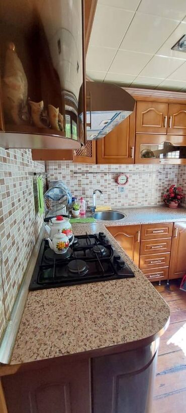 Uzunmüddətli kirayə mənzillər: Akim Abbasov kucesində bir otaqlı mənzil kirayə verilir. Tri Karonanan — 3