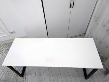 стол из нержавейки: Компьютерный Стол, цвет - Белый, Б/у
