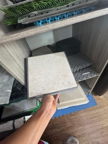 уличные туалеты: Люк под плитку «невидимка» с газовыми упорами - Конструкция: сварная