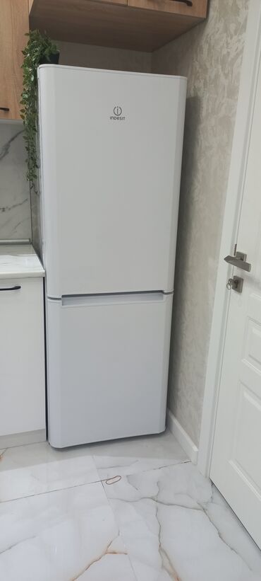 Duxovkalar: Indesit iki qapılı soyuducu - Rəng: ağ, minimalist dizayn - Üst