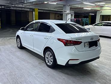 aksent: Hyundai Accent sedan – ağ rəng, iqtisadi və praktik şəhər avtomobili — 3