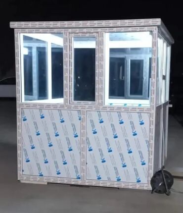 киоск: Yüngül, lakin davamlı materiallardan hazırlanmış mühafizə kabinəsi