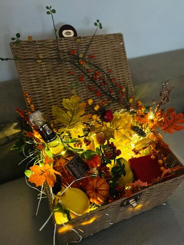 Kompleti namirnica: Poklon korpa – premium set za degustaciju Sadržaj: - Pletena košara — 10