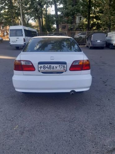 купить двигатель на нексию в бишкеке: Белый седан Honda Civic, компактный и экономичный автомобиль. Модель