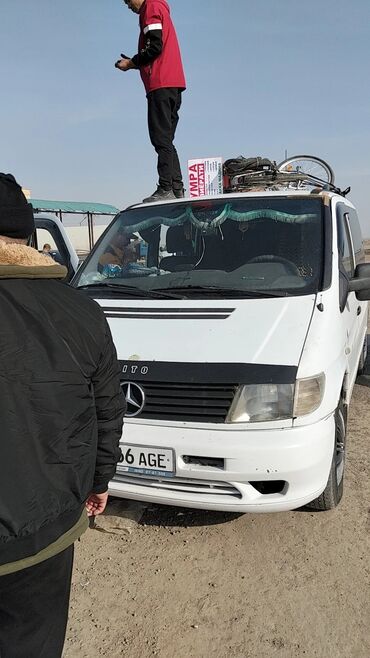 семиместные машины: Mercedes-Benz Vito (W638), белый минивэн/фургон. Основные
