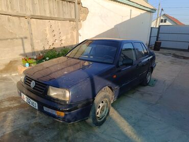 дизель гольф: Седан Volkswagen Jetta синего цвета, оснащенный четырехдверным кузовом