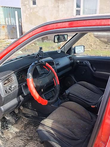 Унаа сатуу: Volkswagen Golf: 1997 г., 1.6 л, Кол менен иштөөчү, Бензин — 2