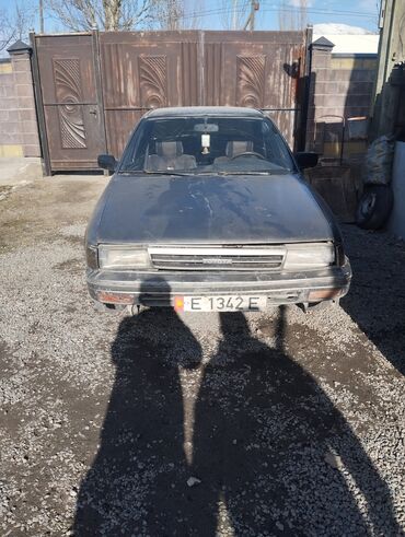 Седан Toyota Carina II, представленный в бежевом цвете, является
