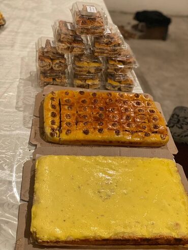 Выпечка, хлебобулочные изделия: Домашняя выпечка в больших прямоугольных формах. Ассортимент: - — 2