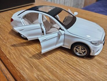 Igračke: Nov metalni model automobila Mercedes C-klasa. Pale mu se prednja i — 6