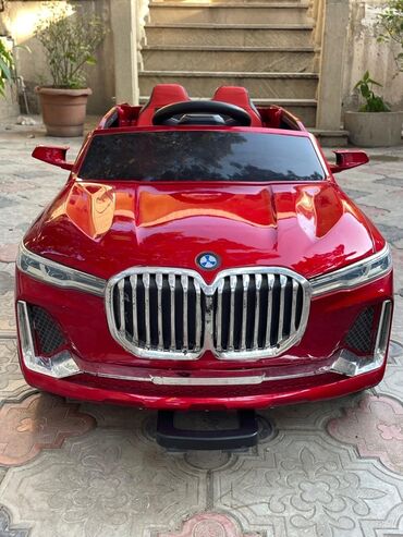 авто колесо: Qırmızı rəngdə olan, BMW dizaynlı uşaq elektrik avtomobili. Bu