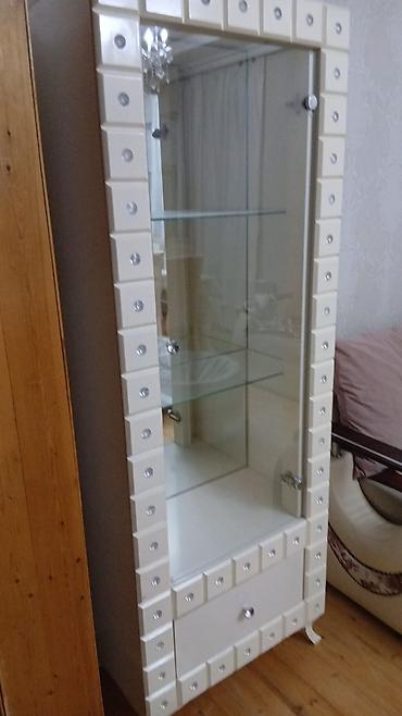 Şüşə vitrin dolabı - Rəng: krem/ivori - Material: korpus MDF/laminat