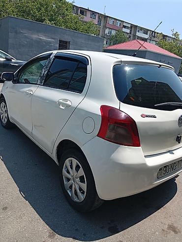 yaris masini: Toyota Yaris hatchback (ağ rəng). Şəhər içi üçün sərfəli və rahat — 5