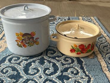 Кастрюли: Две эмалированные кастрюли с крышками, различающиеся по размеру и at lalafo.kg Кастрюли: Две эмалированные кастрюли с крышками, различающиеся по размеру и