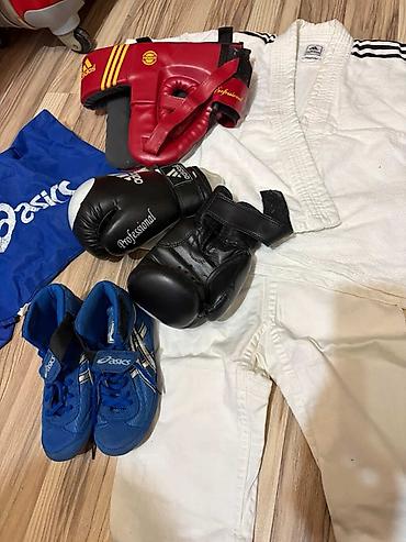 boks əlçək: İdman dəsti – döyüş növləri üçün Komplektin tərkibi: - Adidas Judo — 1
