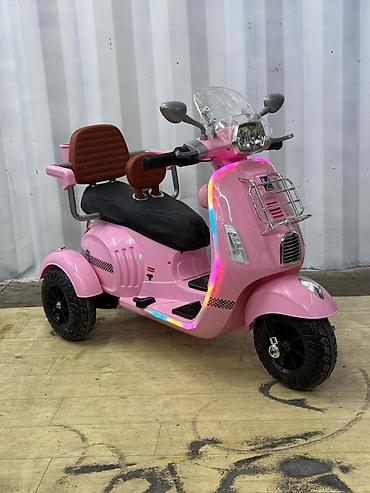 подростковые самокаты: Детский электроскутер-трицикл (стиль Vespa), 2 посадочных места — 2