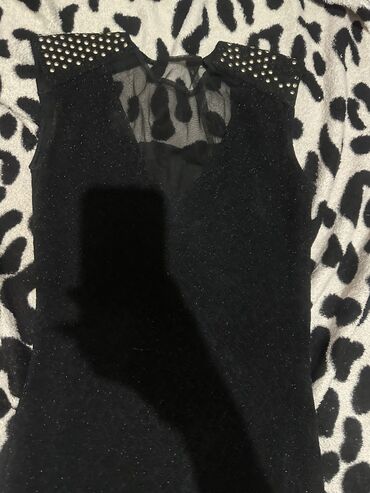 Dəstlər, kostyumlar: İkinci el paltarlar Məhsul: 2 ədəd üst geyimi dəsti 1) Qolsuz qadın — 16