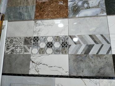 daslar: Müxtəlif naxışlı və rəngli keramika plitələri divar və döşəmə örtüyü