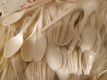 plastik qablar: Plastik qaşıq və çəngəl.herbirinden 800eded var bir denesinin qiyməti — 1