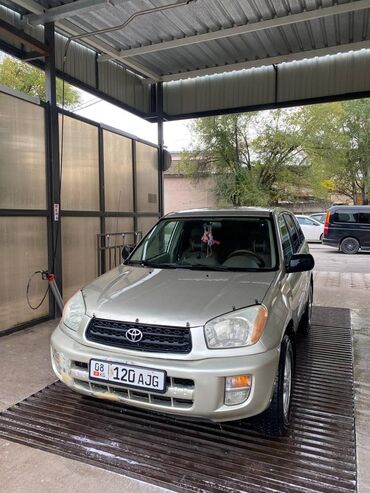 тойота внедорожник: Автомобиль Toyota RAV4, представленный в золотистом цвете, является