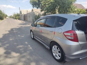 автомобиль fit: Срочно продаю хонда фит год 2010. Объём 1.5 очень хорошем состоянии