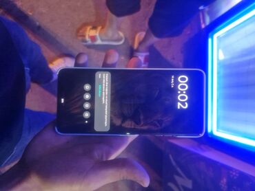 Digər mobil telefonlar: Bu smartfon rahat istifadə üçün nəzərdə tutulmuşdur. Cihazın arxasında