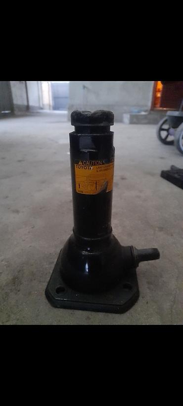 Продаю Домкрат с Крючком рукояткой оригинал для Внедорожников GX LX at lalafo.kg Продаю Домкрат с Крючком рукояткой оригинал для Внедорожников GX LX