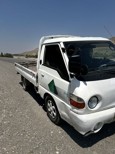 авто домик: Грузовой автомобиль Hyundai Porter белого цвета, оснащенный открытым