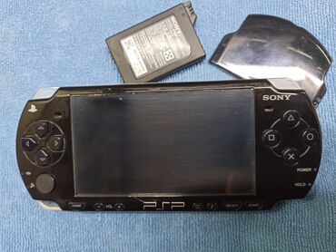 playstation psp 2: Продаю ! PSP-2006 есть царапины, крышка дискавода отходит, батарея