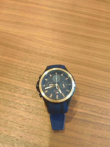 100% orijinal Tommy Hilfiger kişi saatı satılır. Göy rəngli silikon