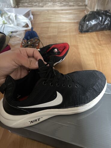 Кроссовки и спортивная обувь: Продается мужская обувь Макостны, кроссовки, ботасы, ботинки дешево at lalafo.kg — 19 Кроссовки и спортивная обувь: Продается мужская обувь Макостны, кроссовки, ботасы, ботинки дешево — 19