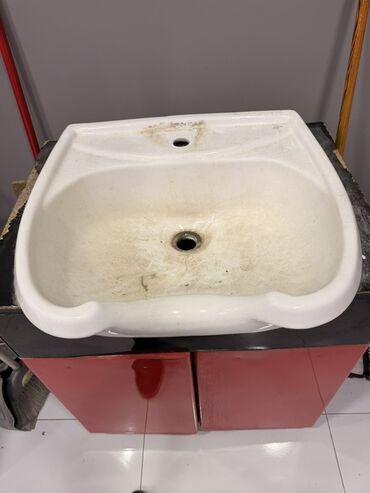 Masa və oturacaq dəstləri: Peşəkar bərbər/saç ustası üçün iş yerinin komplekti Tərkib: - Geniş — 9