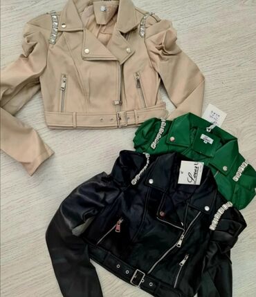 jakne s krznom: Predivna nova jakna
Sa ukrasima
Uvoz Francuska
Novo
Vel S
Boja zelena