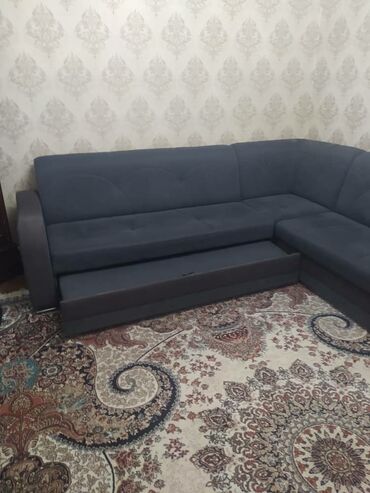 синий диван и 2 кресла: Продается диван угловой размер 2.70 на2.10 .и одно кресло цена прошу
