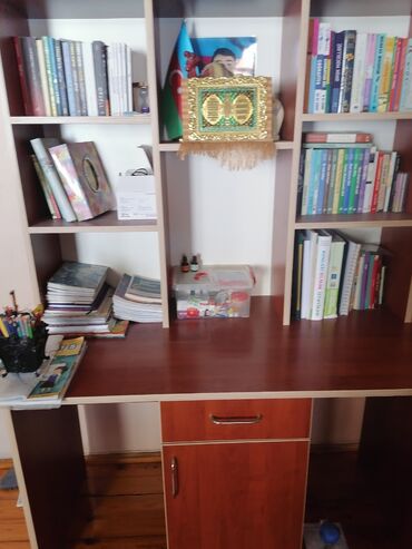 Kitab rəfi Hündürlüyü 160sm Uzunluğu 120sm Eni 50sm. Qiyməti 90azn