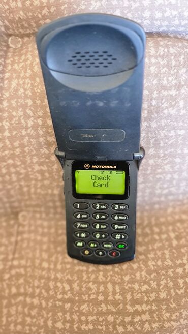 Ostali mobilni telefoni: Telefon motorola startak nekada vazila za jako skupu masinu. sve radi — 13