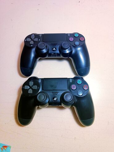 геймпад для игр: На фото Dualshock 4 оба оригинальные за один 1400com✅
