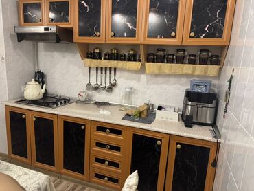 2ci el metbex mebel: Dolablar əşyaların saxlanması üçün geniş yer təklif edir. Qaz sobası