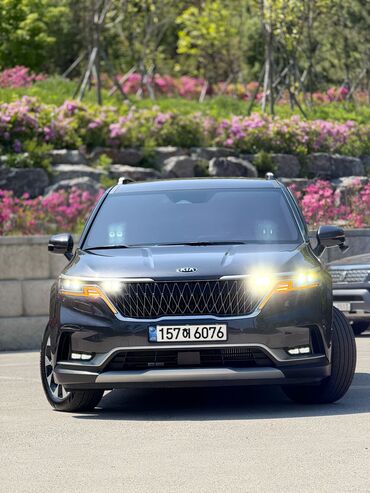 Kia: Автомобиль Kia Carnival, выполненный в элегантном сером цвете
