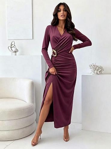 Elegantna midi haljina s preklopom i ukrasnom kopčom VAUU. kakav