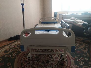 мебель гостиный: Функциональная медицинская кровать на колесах с механическими